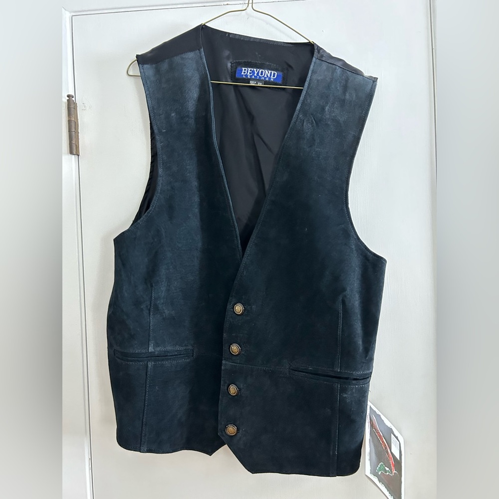 BRAND NEW VINTAGE Beyond Leather brand suede vest - black